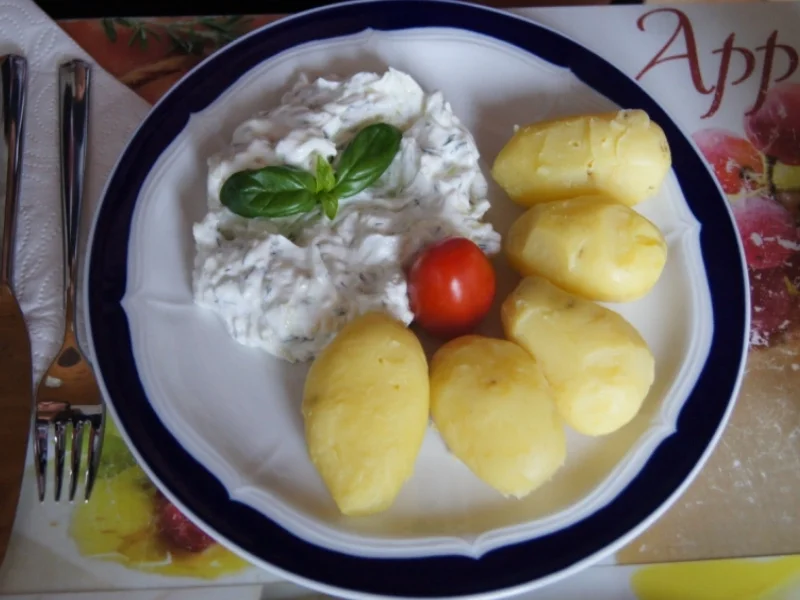 Rezept: Pellkartoffeln mit selbstgemachten Tzatziki Bild Nr. 7 Pellkartoffeln mit selbstgemachten Tzatziki - Rezept - Bild Nr. 7