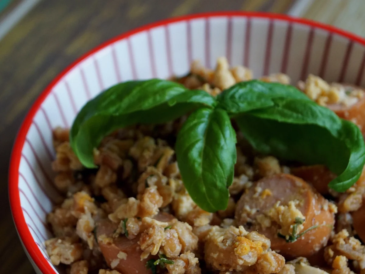 Rezept: Dinkel-Würstchen-Rührei-Pfanne Dinkel-Würstchen-Rührei-Pfanne - Rezept