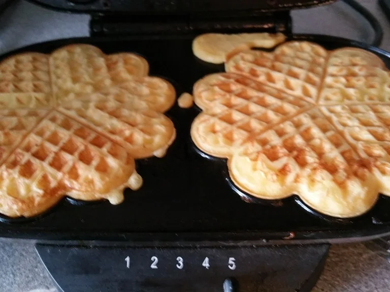 Waffeln "das Grundrezept" aufgepeppt - Rezept - Bild Nr. 2
