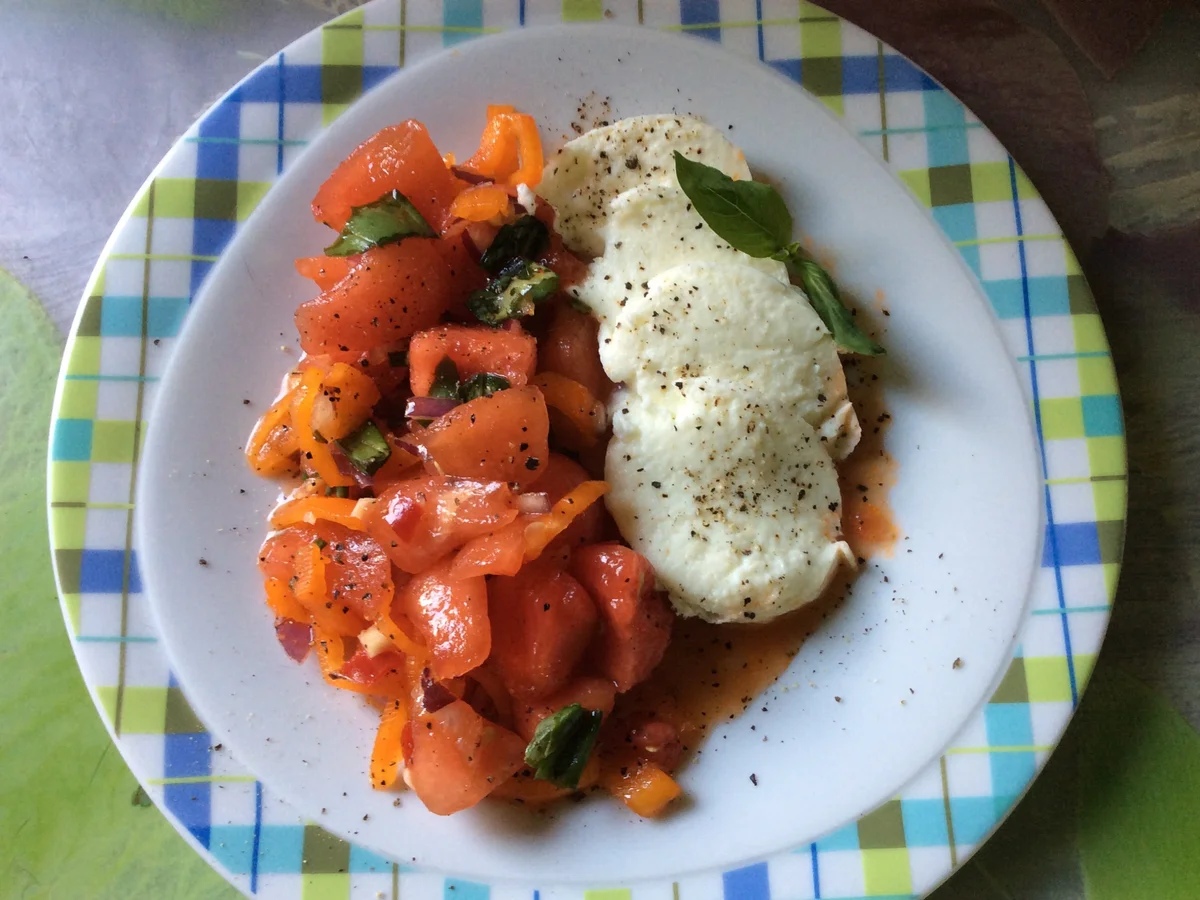 Melonen-Paprika-Salat mit Büffelmozzarella - Rezept