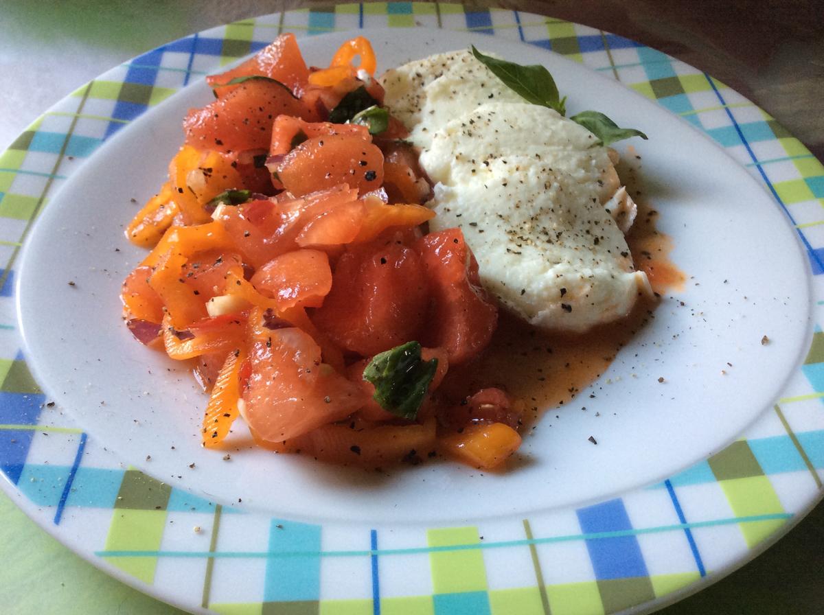 Melonen-Paprika-Salat mit Büffelmozzarella - Rezept - Bild Nr. 2