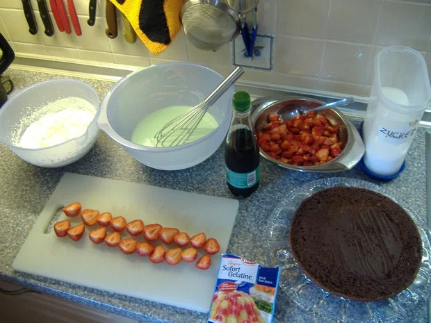 Waldmeister- Erdbeer-Torte - Rezept - Bild Nr. 2