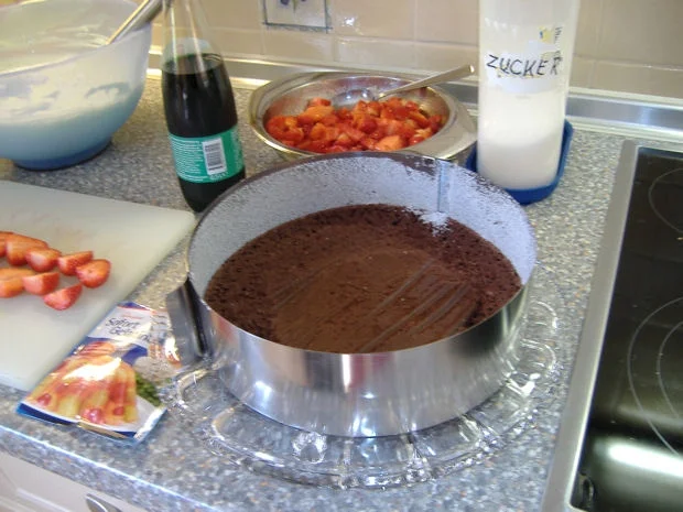 Waldmeister- Erdbeer-Torte - Rezept - Bild Nr. 4