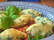 Petersiliennocken mit Tomatensauce - Rezept