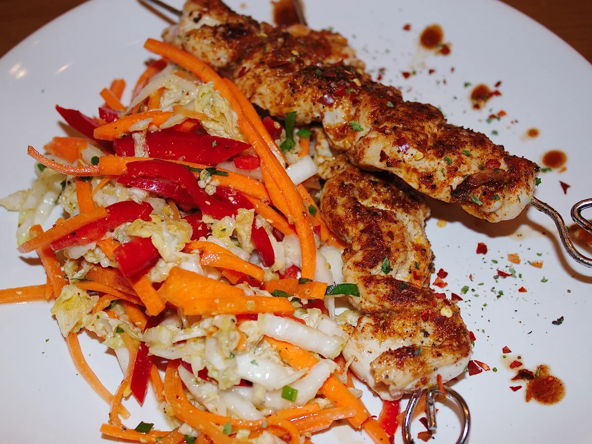 Chinakohlsalat mit Putenspießen - Rezept