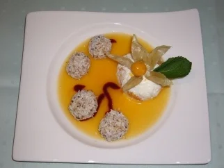 Rezept: Komposition aus Mandarinen und Physalis mit Kokosbällchen Komposition aus Mandarinen und Physalis mit Kokosbällchen - Rezept