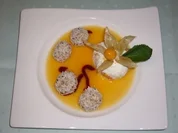 Komposition aus Mandarinen und Physalis mit Kokosbällchen - Rezept