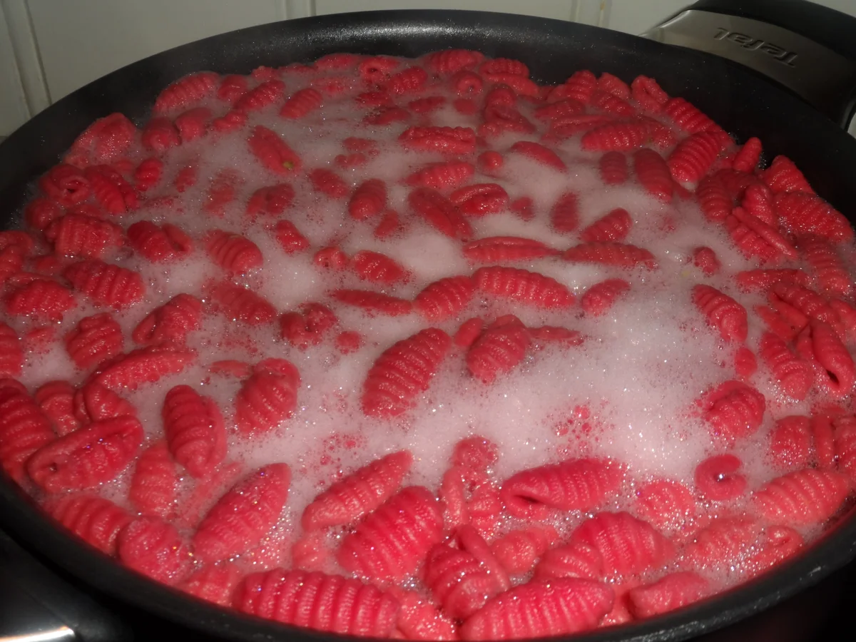 Rezept: BiNe` S ROTE BETE PASTA MIT CHAMPIGNON - PESTO Bild Nr. 4 BiNe` S ROTE BETE PASTA MIT CHAMPIGNON - PESTO - Rezept - Bild Nr. 4