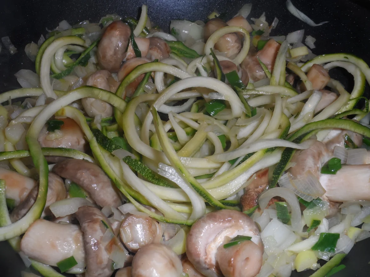 Rezept: BiNe` S ROTE BETE PASTA MIT CHAMPIGNON - PESTO Bild Nr. 6 BiNe` S ROTE BETE PASTA MIT CHAMPIGNON - PESTO - Rezept - Bild Nr. 6