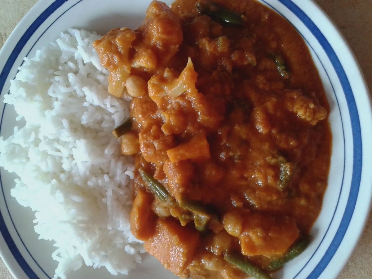 Gemüse in Curry-Erdnuss-Soße - Rezept