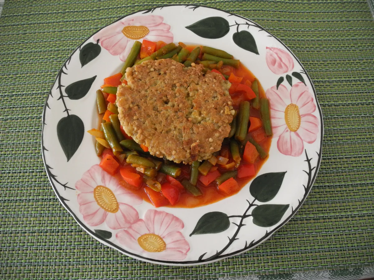 Rezept: Quinoa - Bratling auf Bohnen - Paprika - Gemüsebett Quinoa - Bratling auf Bohnen - Paprika - Gemüsebett - Rezept