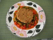 Quinoa - Bratling auf Bohnen - Paprika - Gemüsebett - Rezept