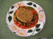 Quinoa - Bratling auf Bohnen - Paprika - Gemüsebett - Rezept