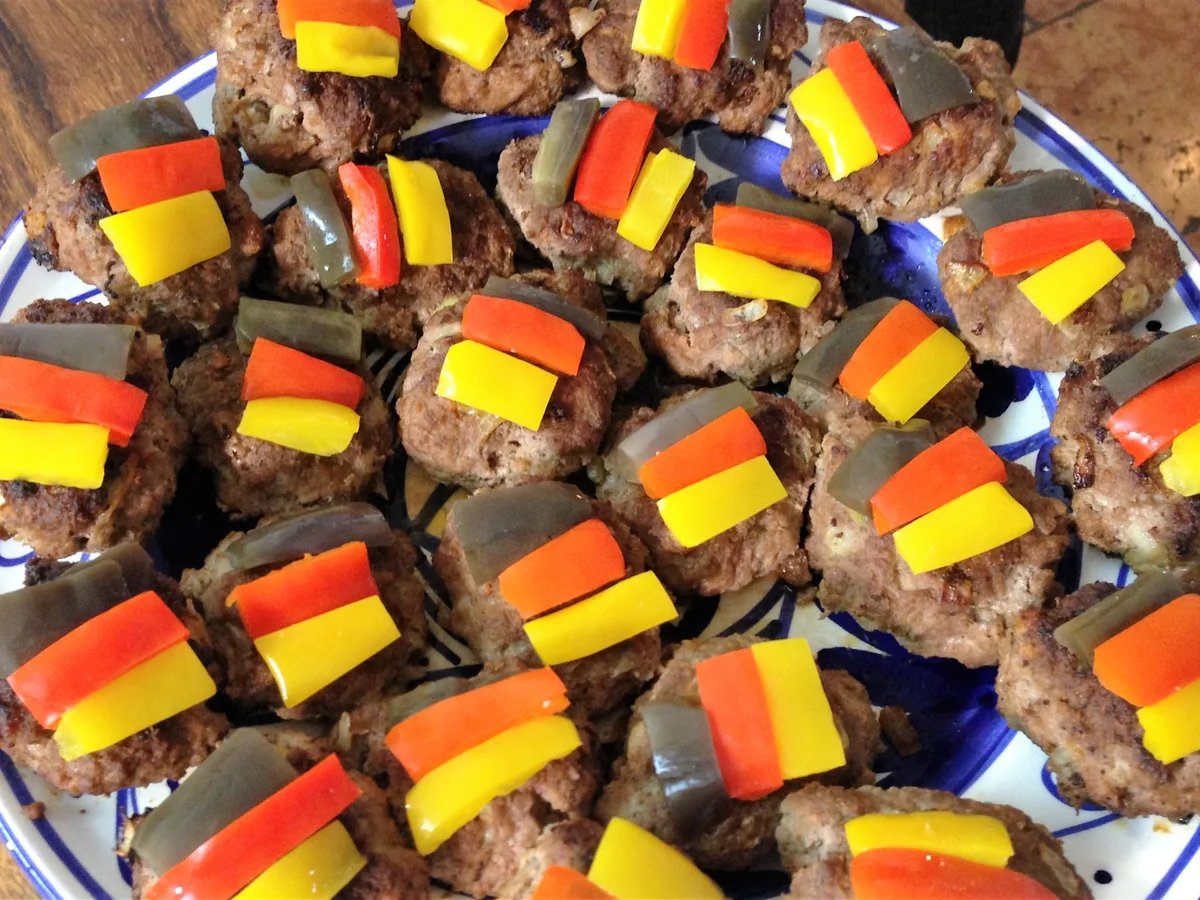 Fußball-EM-Frikadellen "Schwarz, Rot, Gold" und Fußballfeld-Pizza - Rezept