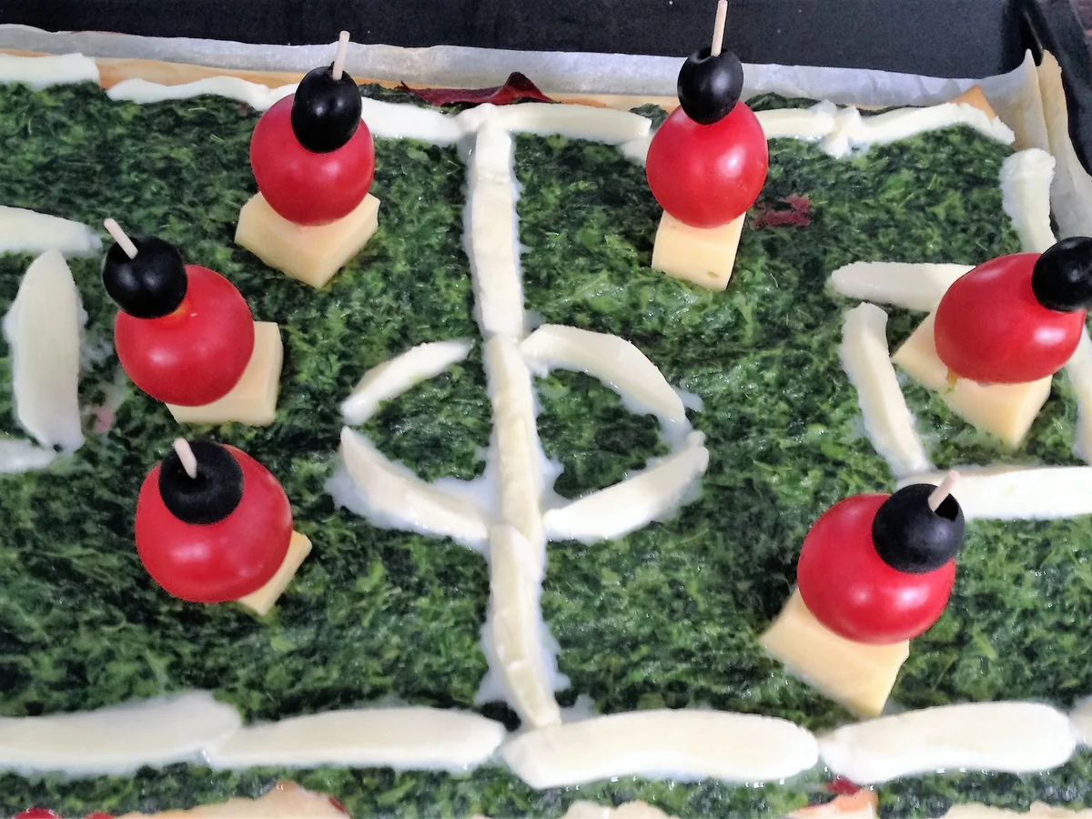 Fußball-EM-Frikadellen "Schwarz, Rot, Gold" und Fußballfeld-Pizza - Rezept - Bild Nr. 2