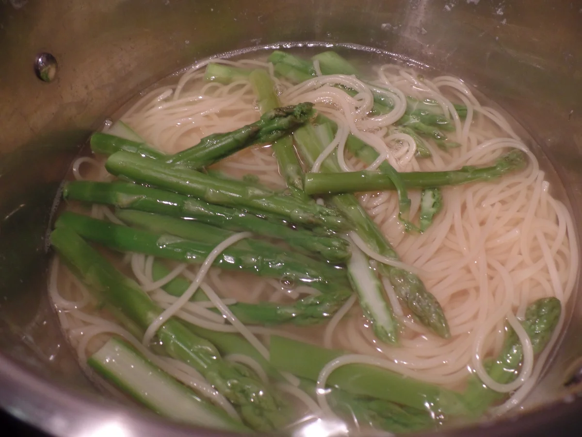 Spaghetti mit Mandel-Ricotta-Sauce - Rezept - Bild Nr. 8