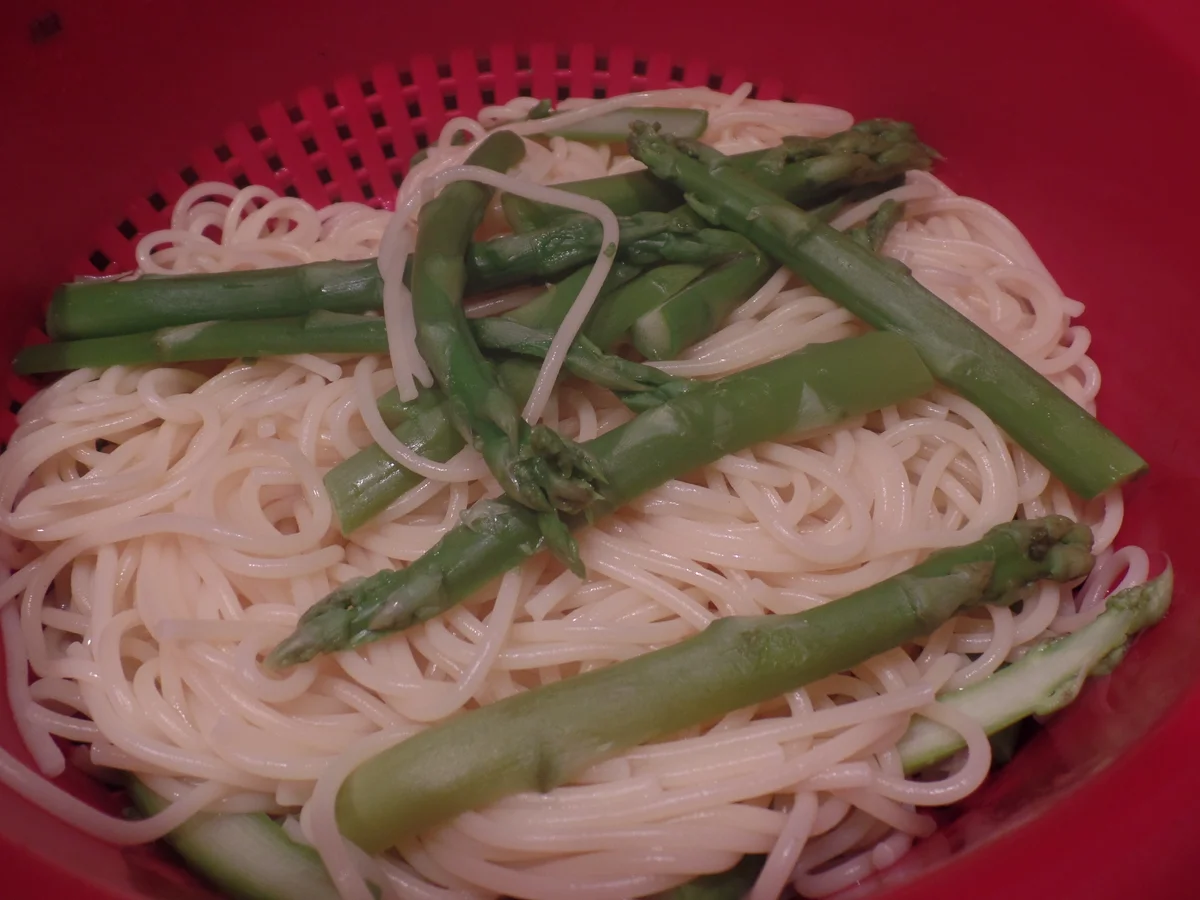 Spaghetti mit Mandel-Ricotta-Sauce - Rezept - Bild Nr. 9