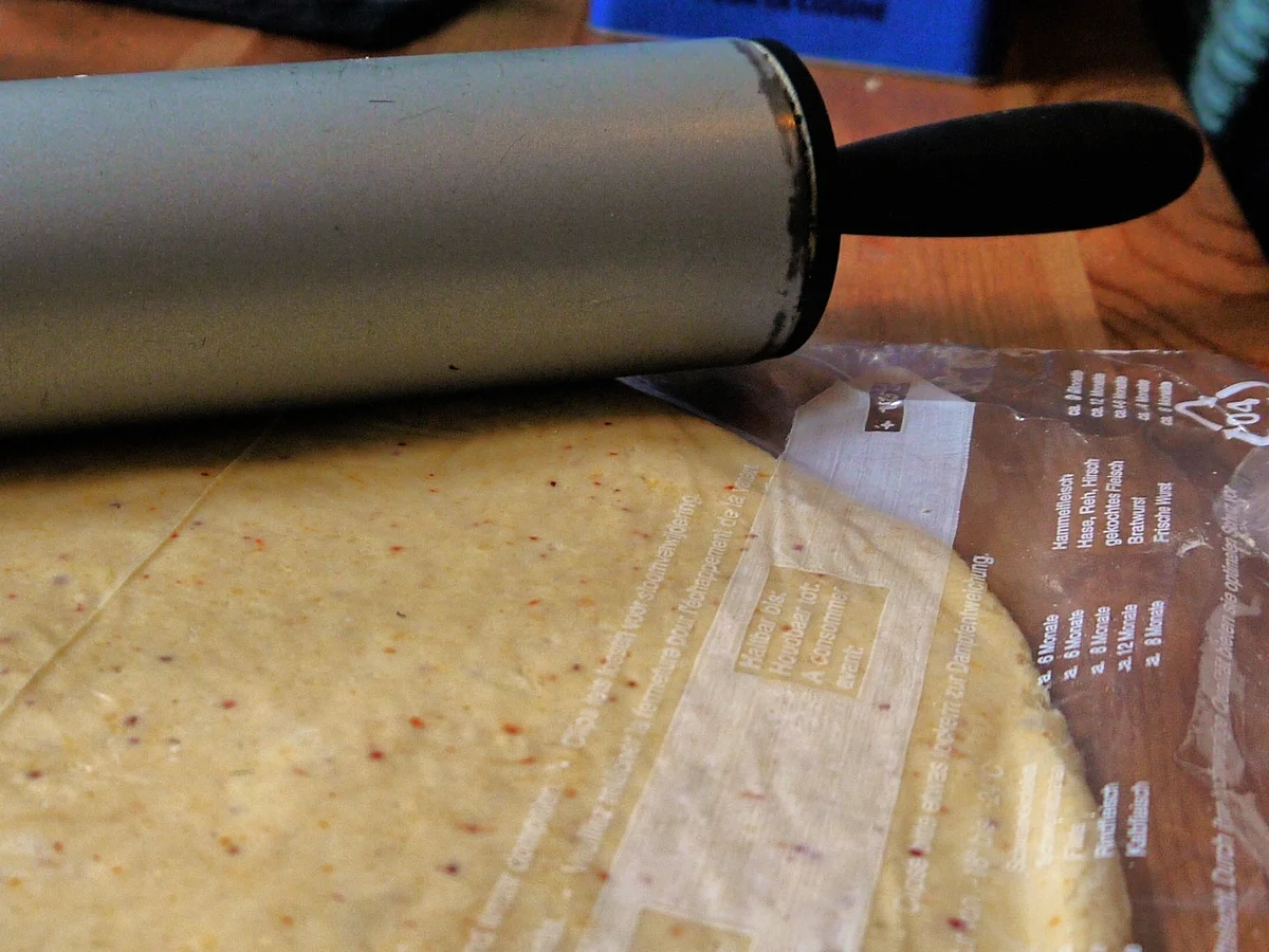 Parmesantarte mit bunten Tomaten und Basilikum-Zitronen-Öl - Rezept - Bild Nr. 6