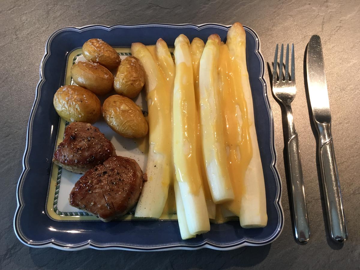 Marinierter Spargel mit Orangen-Hollandaise, Schweinemedaillons und Runzelkartoffeln - Rezept