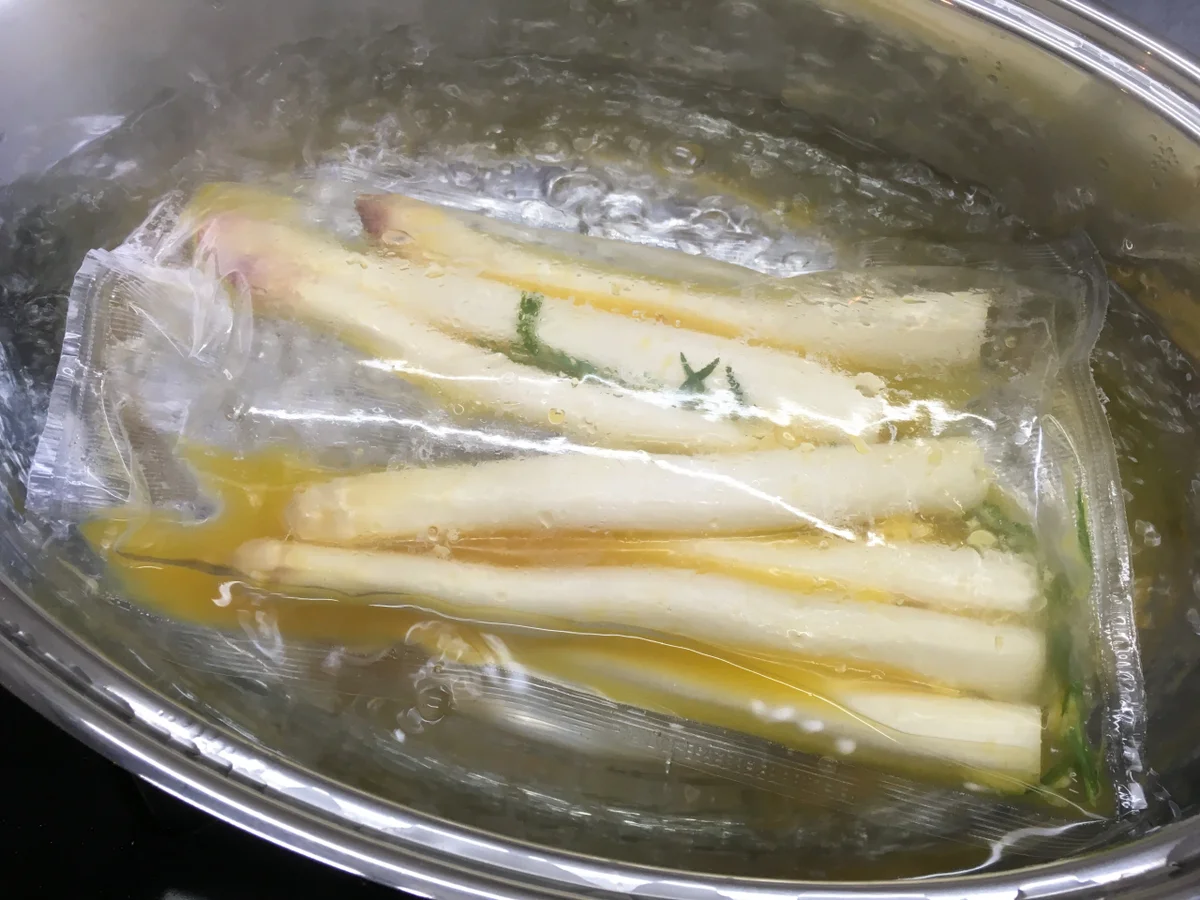 Marinierter Spargel mit Orangen-Hollandaise, Schweinemedaillons und Runzelkartoffeln - Rezept - Bild Nr. 5