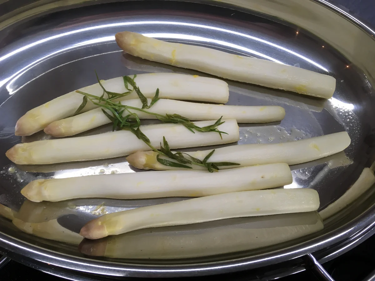 Marinierter Spargel mit Orangen-Hollandaise, Schweinemedaillons und Runzelkartoffeln - Rezept - Bild Nr. 6