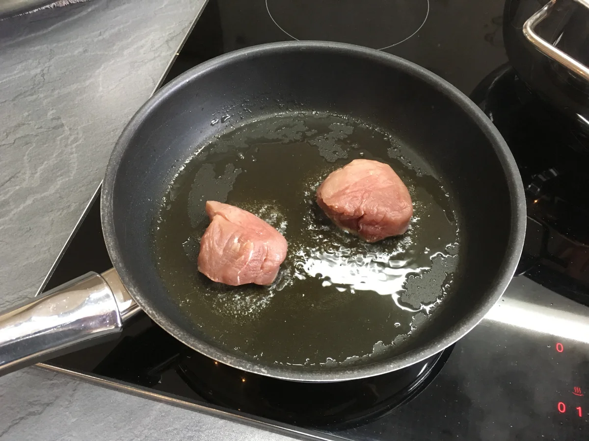 Marinierter Spargel mit Orangen-Hollandaise, Schweinemedaillons und Runzelkartoffeln - Rezept - Bild Nr. 7