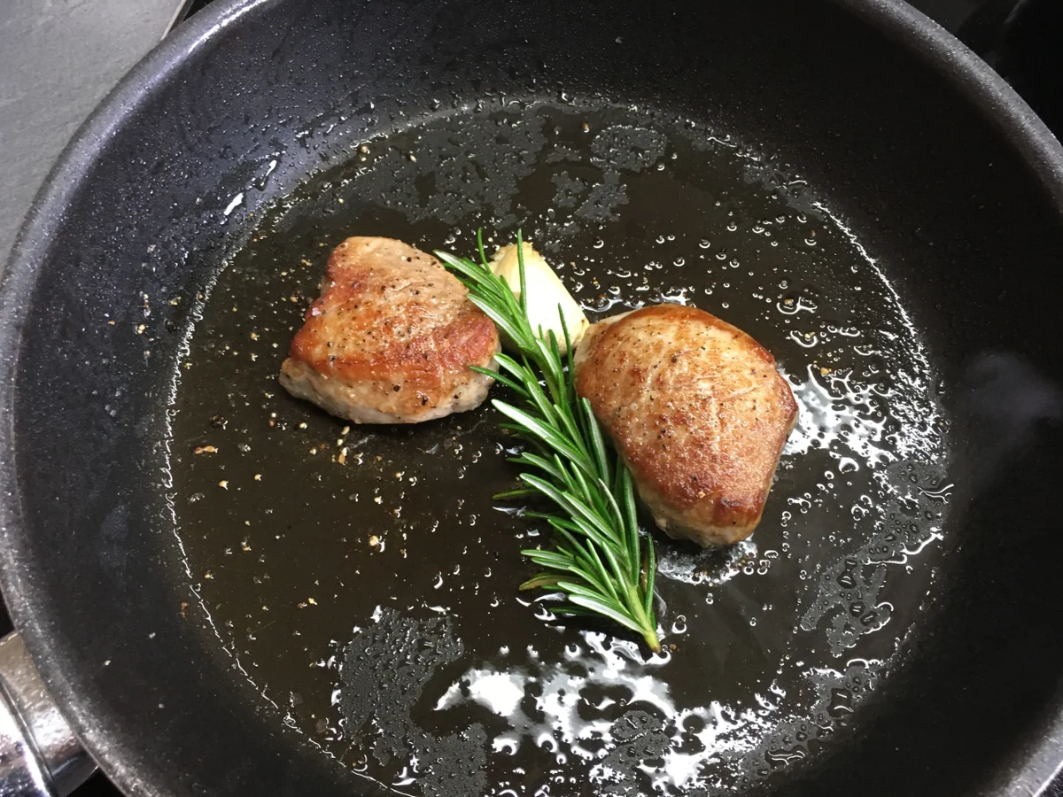 Marinierter Spargel mit Orangen-Hollandaise, Schweinemedaillons und Runzelkartoffeln - Rezept - Bild Nr. 8