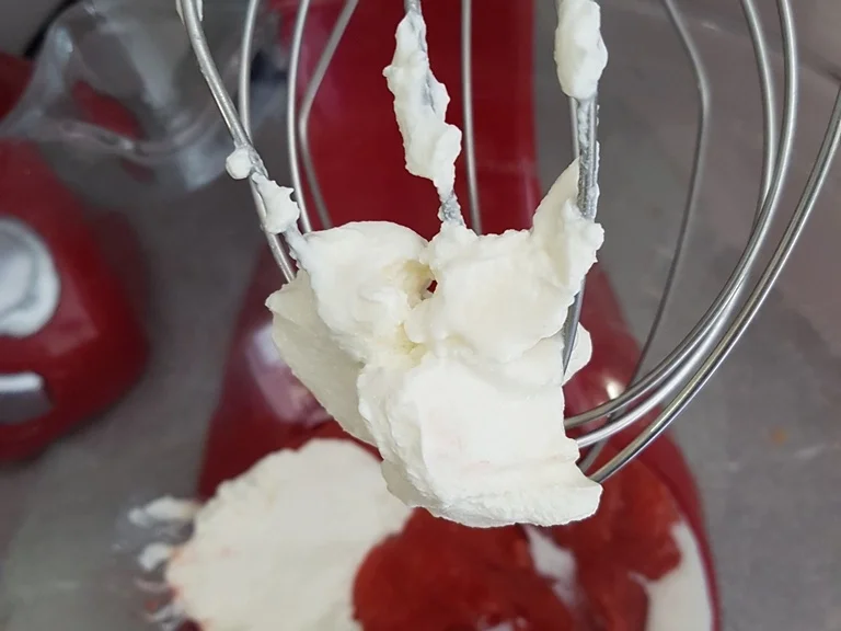 Geeister Joghurt mit Erdbeer Zitronen Minz Fruchtcreme - Rezept - Bild Nr. 3