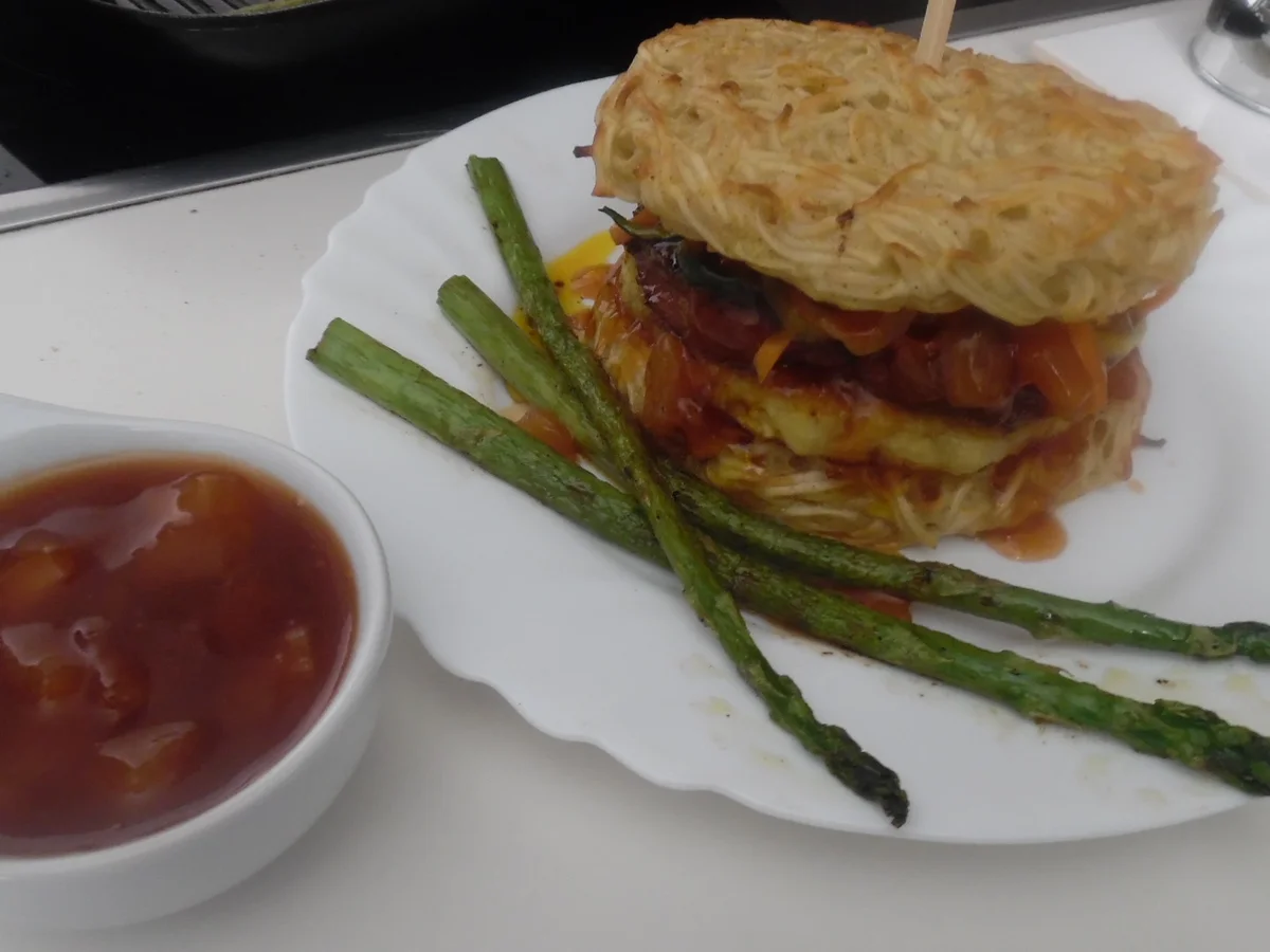Rezept: "Ramen-Burger" mit Teriyaki-Chicken und Süß-Sauer-Soße "Ramen-Burger" mit Teriyaki-Chicken und Süß-Sauer-Soße - Rezept