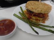 "Ramen-Burger" mit Teriyaki-Chicken und Süß-Sauer-Soße - Rezept