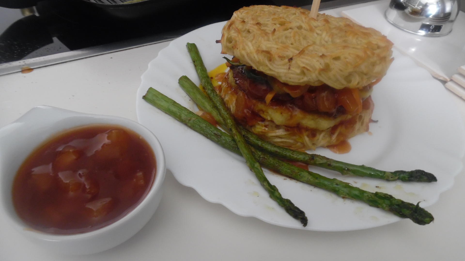 Bilder für Ramen-Burger mit Teriyaki-Chicken und Süß-Sauer-Soße - Rezept