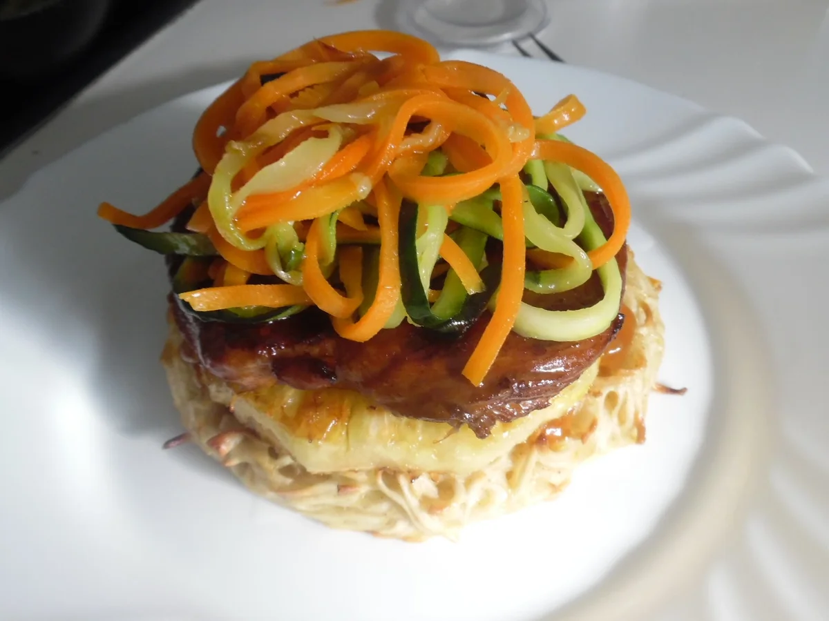Rezept: "Ramen-Burger" mit Teriyaki-Chicken und Süß-Sauer-Soße Bild Nr. 2 "Ramen-Burger" mit Teriyaki-Chicken und Süß-Sauer-Soße - Rezept - Bild Nr. 2