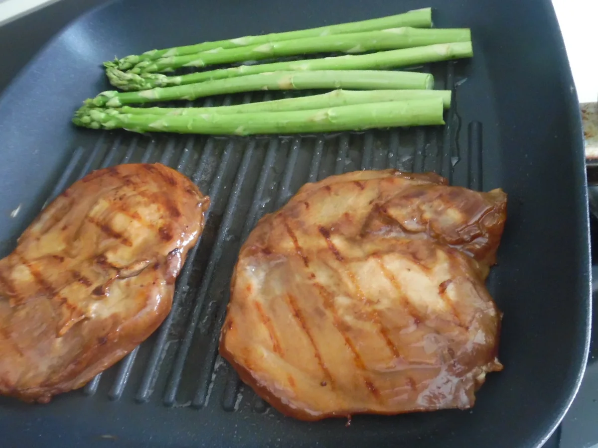 Rezept: "Ramen-Burger" mit Teriyaki-Chicken und Süß-Sauer-Soße Bild Nr. 5 "Ramen-Burger" mit Teriyaki-Chicken und Süß-Sauer-Soße - Rezept - Bild Nr. 5