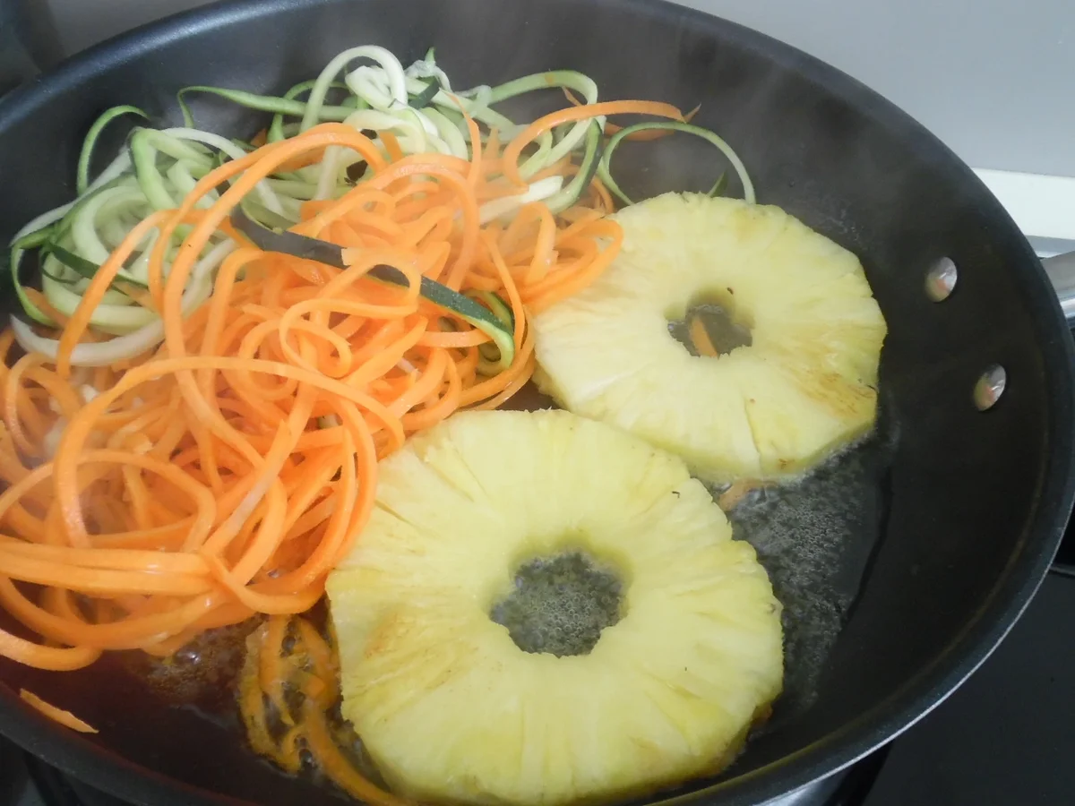 Rezept: "Ramen-Burger" mit Teriyaki-Chicken und Süß-Sauer-Soße Bild Nr. 6 "Ramen-Burger" mit Teriyaki-Chicken und Süß-Sauer-Soße - Rezept - Bild Nr. 6