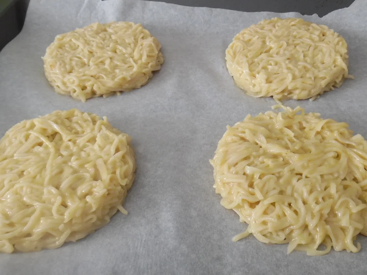 Rezept: "Ramen-Burger" mit Teriyaki-Chicken und Süß-Sauer-Soße Bild Nr. 7 "Ramen-Burger" mit Teriyaki-Chicken und Süß-Sauer-Soße - Rezept - Bild Nr. 7