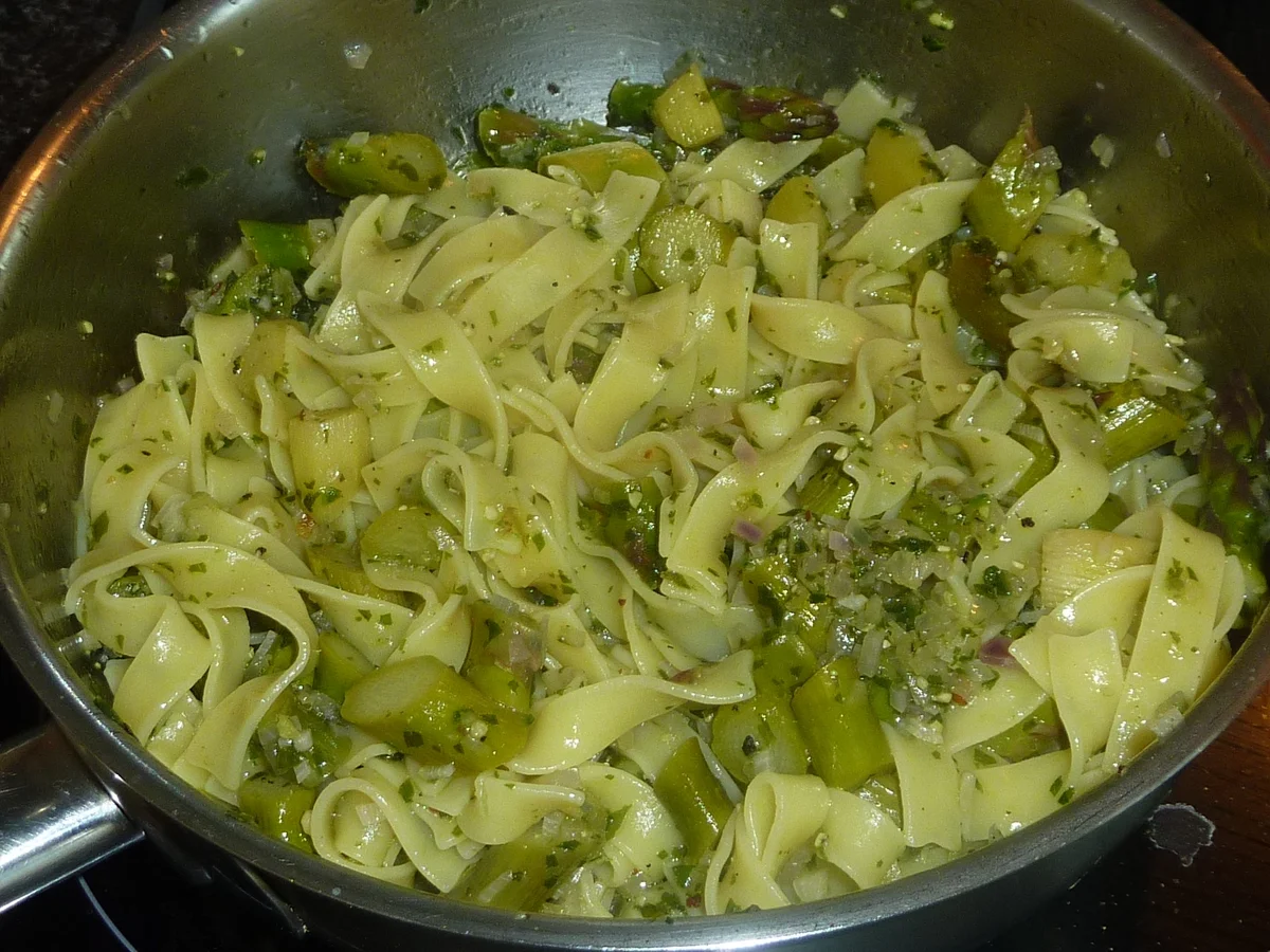 Tagliatelle mit Spargeln an Bärlauchpesto - Rezept - Bild Nr. 6