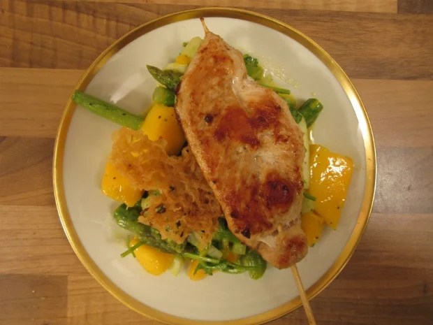 Rezept: Mango-grüner Spargel–Salat mit Saté-Spieß und gebackenen Reisnudeln Mango-grüner Spargel–Salat mit Saté-Spieß und gebackenen Reisnudeln - Rezept