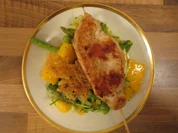 Mango-grüner Spargel–Salat mit Saté-Spieß und gebackenen Reisnudeln - Rezept