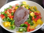 Straußen-Filets an buntem Paprikagemüse - Rezept