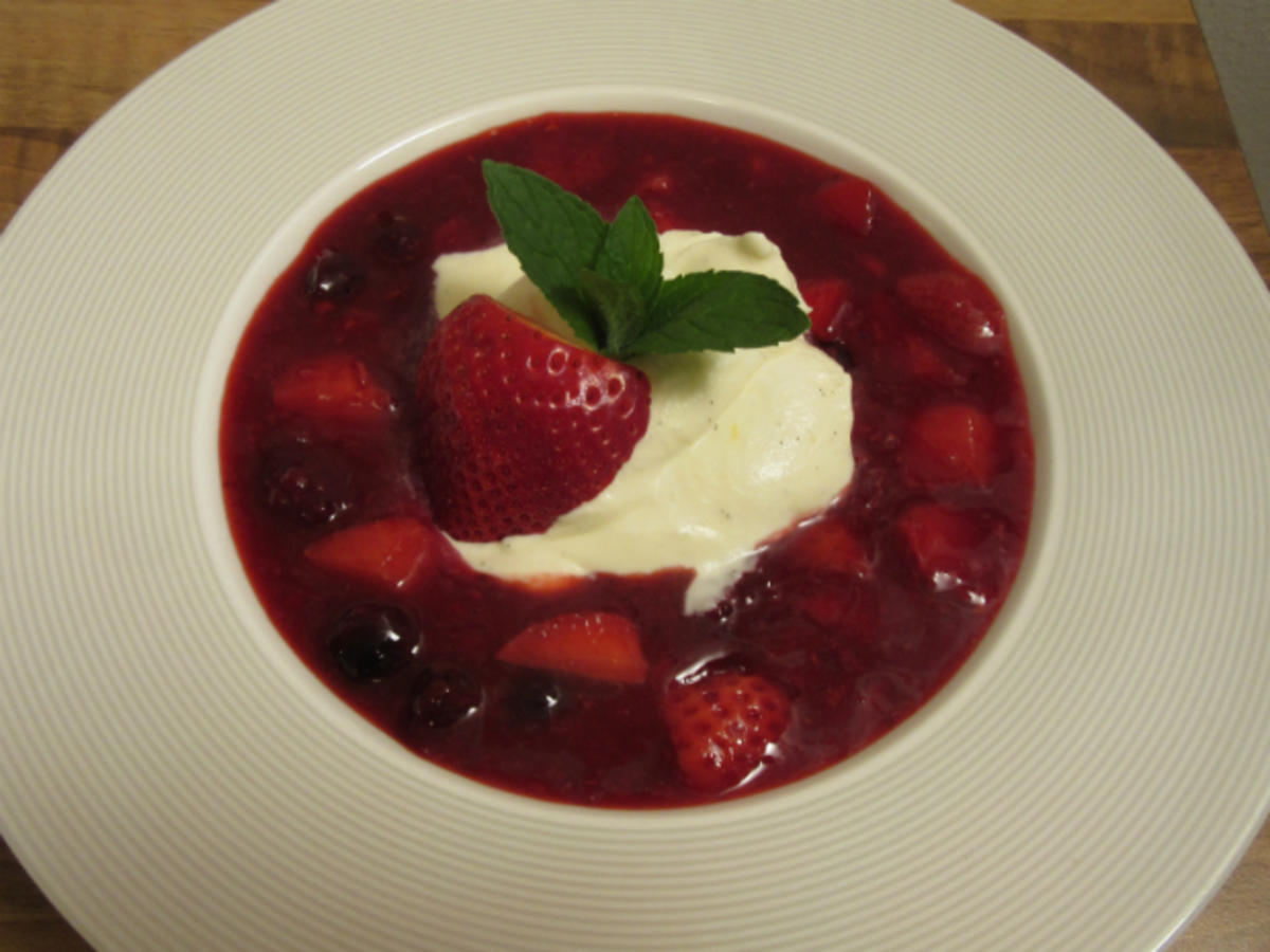 Weißes Schokomousse mit Roter Grütze - Rezept - kochbar.de