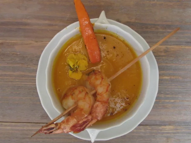 Sonnige Ingwer-Kürbissuppe mit gegrillter Gamba - Rezept