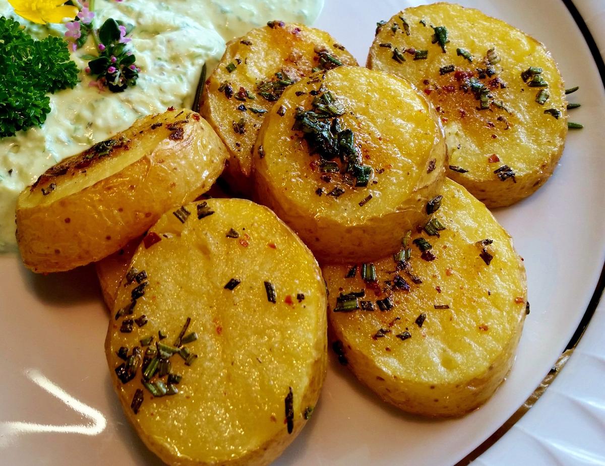 Ofenkartoffeln mit frischem Kräuter-Dip - Rezept
