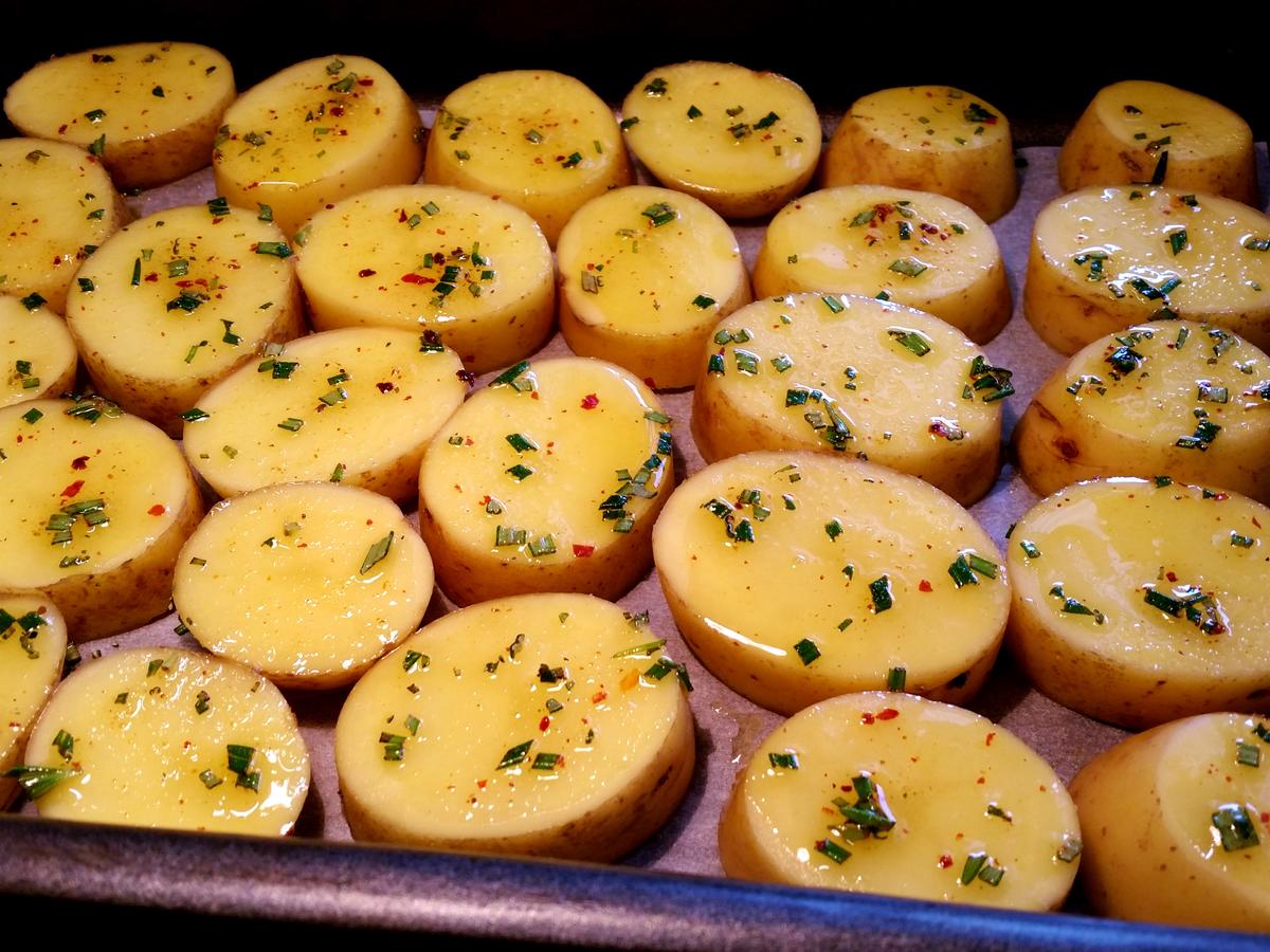 Ofenkartoffeln mit frischem Kräuter-Dip - Rezept - kochbar.de