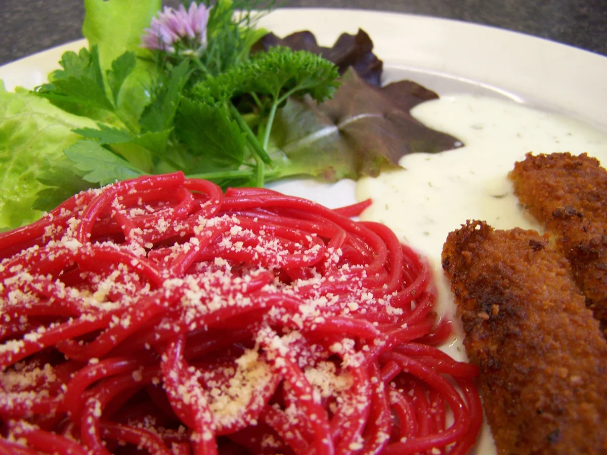 Lustig rote Spagetti in fischiger Gesellschaft - Rezept