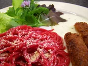 Lustig rote Spagetti in fischiger Gesellschaft - Rezept