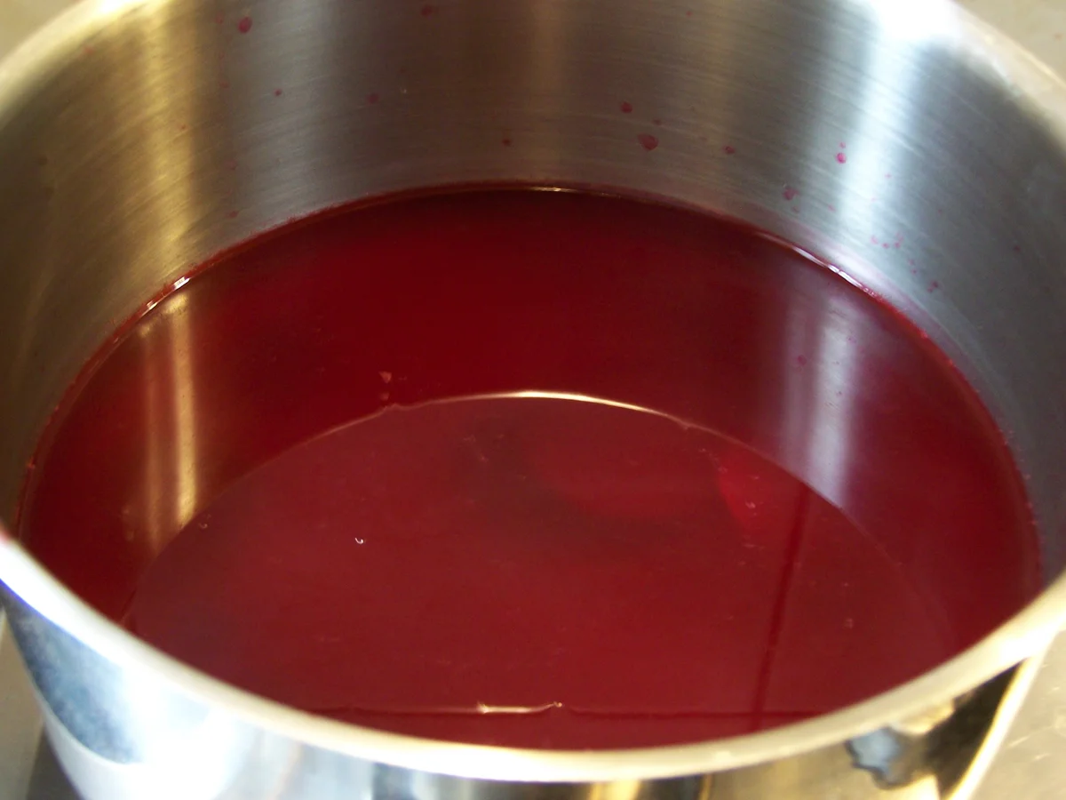 Lustig rote Spagetti in fischiger Gesellschaft - Rezept - Bild Nr. 2