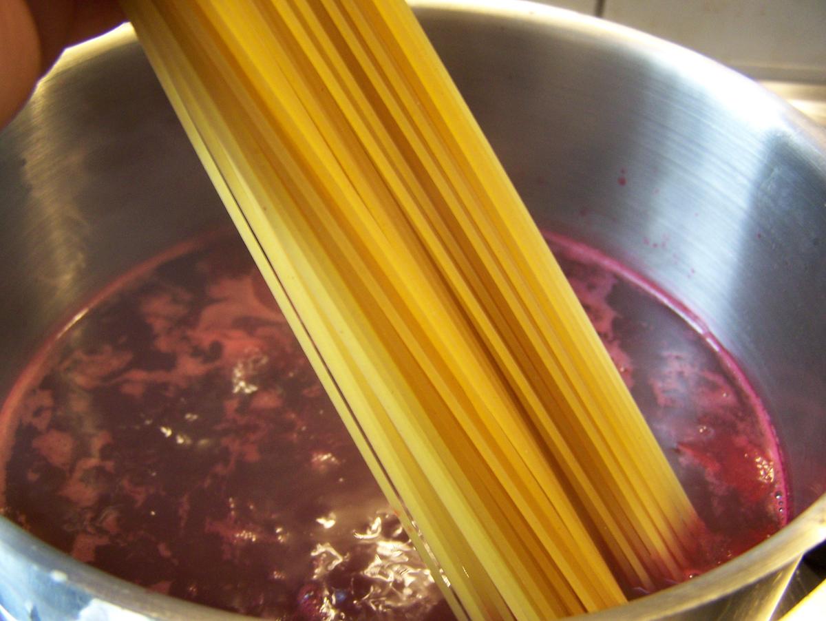 Lustig rote Spagetti in fischiger Gesellschaft - Rezept - Bild Nr. 3