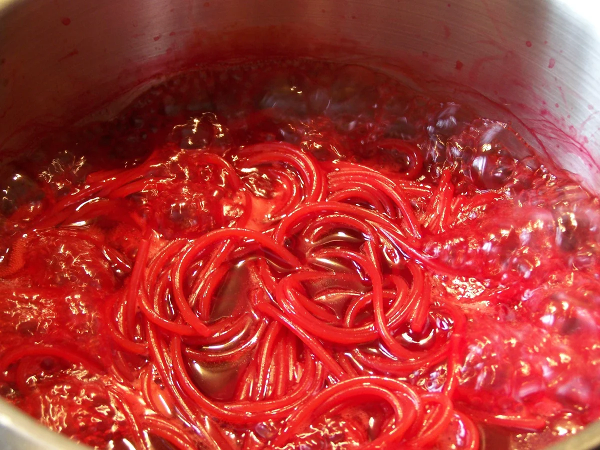Lustig rote Spagetti in fischiger Gesellschaft - Rezept - Bild Nr. 4