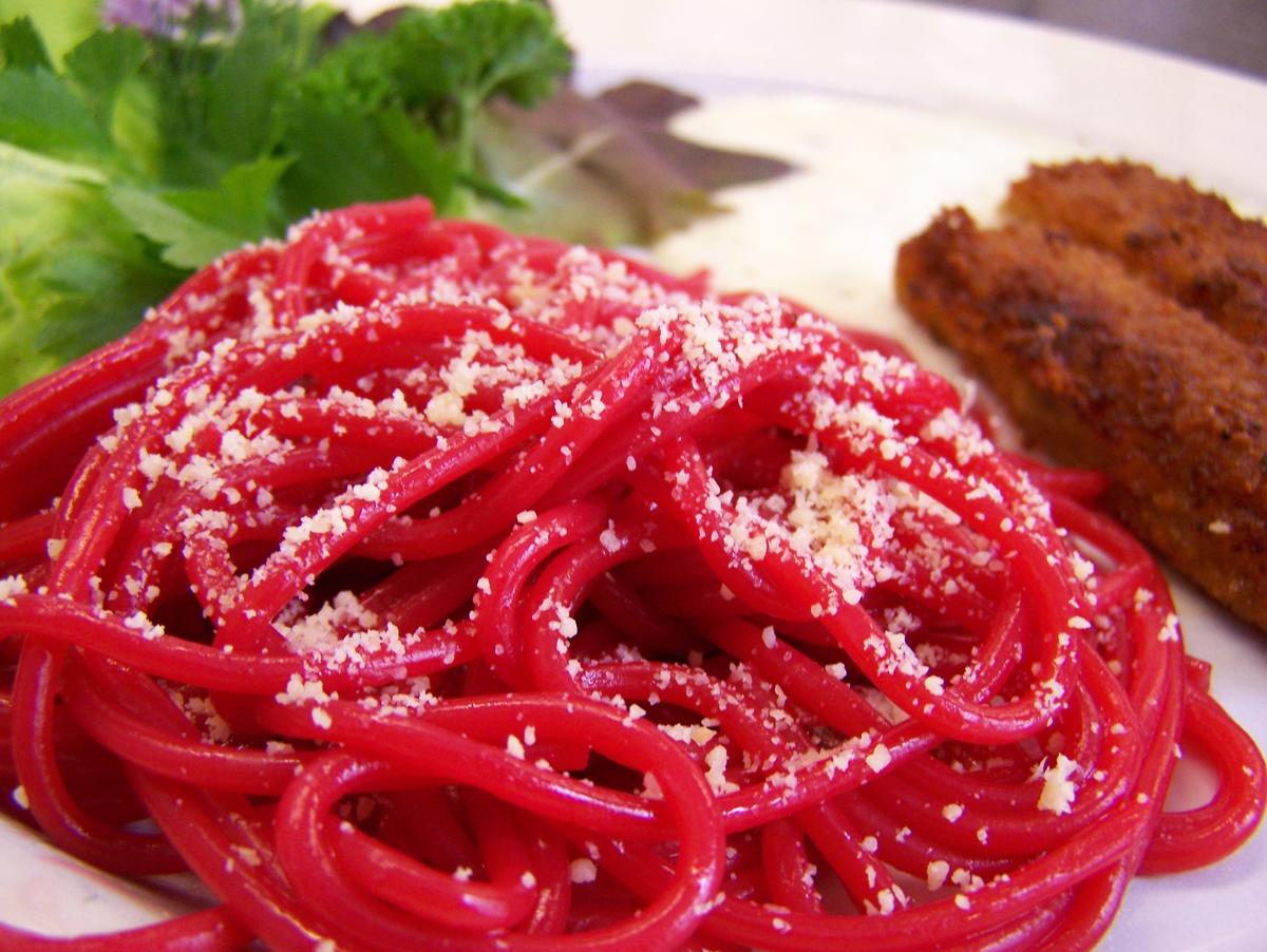 Lustig rote Spagetti in fischiger Gesellschaft - Rezept - Bild Nr. 5