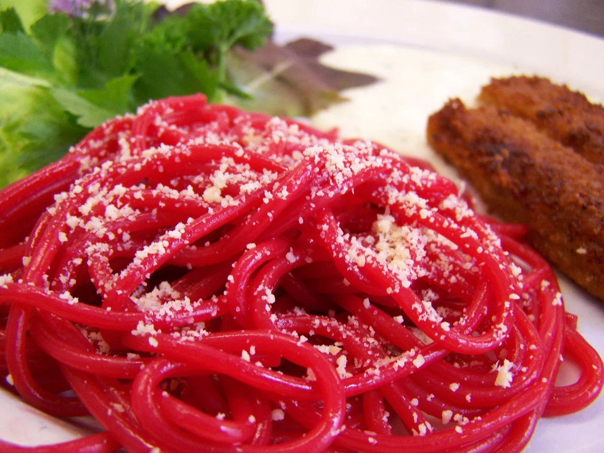 Lustig rote Spagetti in fischiger Gesellschaft - Rezept - Bild Nr. 5